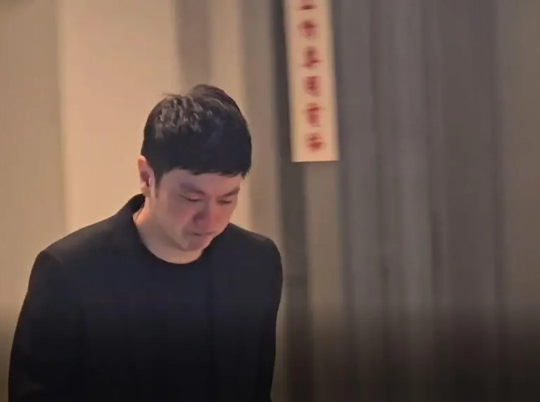 台北市議員李柏毅為自己對醫護人員的不當行為鞠躬道歉，一度痛哭流涕。（圖／中天新聞）