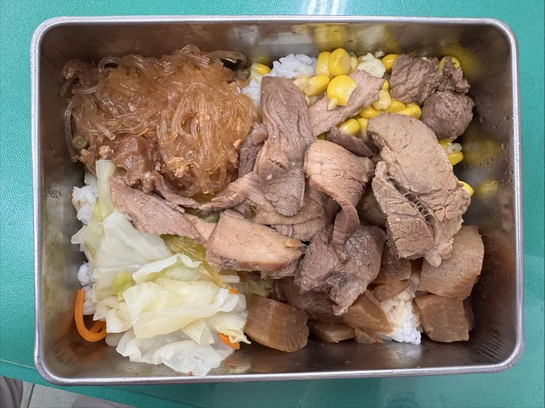圖為台北市大同區某市立高中國中部昨日午餐飯盒照片。(圖/林亮君提供)