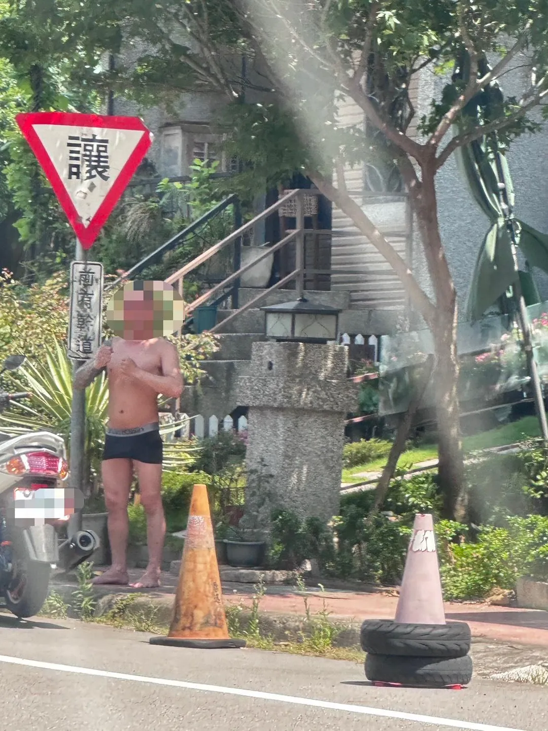 民眾報案指稱,一名衣著特異、僅著黑色內褲的男子在住家附近徘徊,外型酷似知名漫畫中「熱褲刑警」角色。(圖/警方提供)