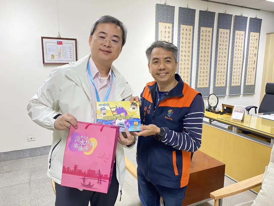 淡水戶所推出多款特色文宣出版品,如《淡水大事記》、《時光偵探阿給哥》等。(圖/淡水戶政事務所提供)