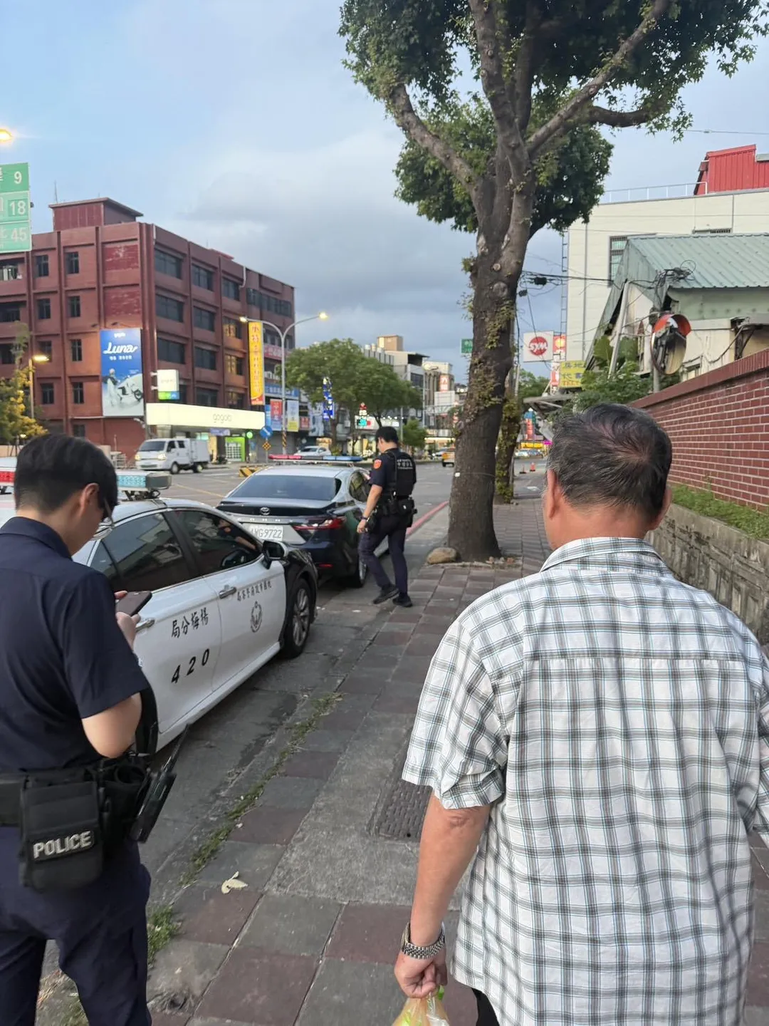 中壢警分局長林鼎泰提醒，家中如有失智或易迷途長者，可讓其配戴具定位功能裝置，並在衣物留下聯絡方式，或至分局偵查隊辦理指紋建檔。（圖／警方提供）