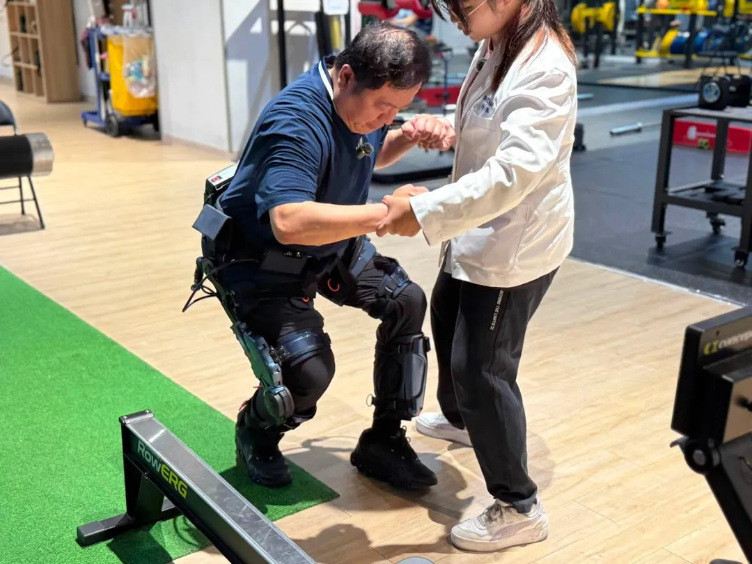 馬偕醫院急診專科醫師鄭筆方回憶，這場意外讓人生徹底改變，也讓他更深刻體會「中風沒有奇蹟，只有累積」。（圖/翻攝自《醫生壞掉以後》臉書粉專）