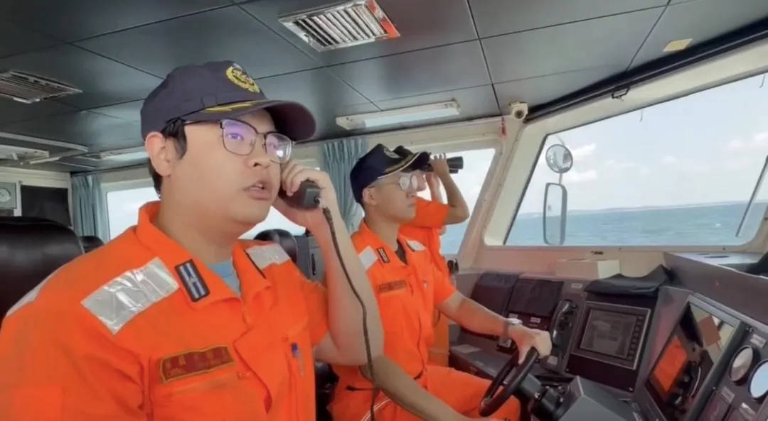 海巡艦艇人員廣播驅離海警船。（圖／翻攝畫面）