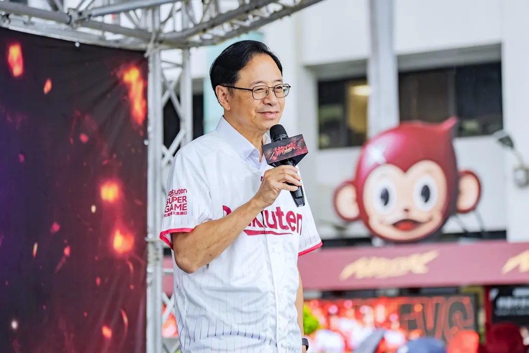 桃園市長張善政出席樂天桃猿主題候車亭啟用活動，盼將賽場上的運動熱情延伸至城市公共空間。（圖／桃園市政府提供）