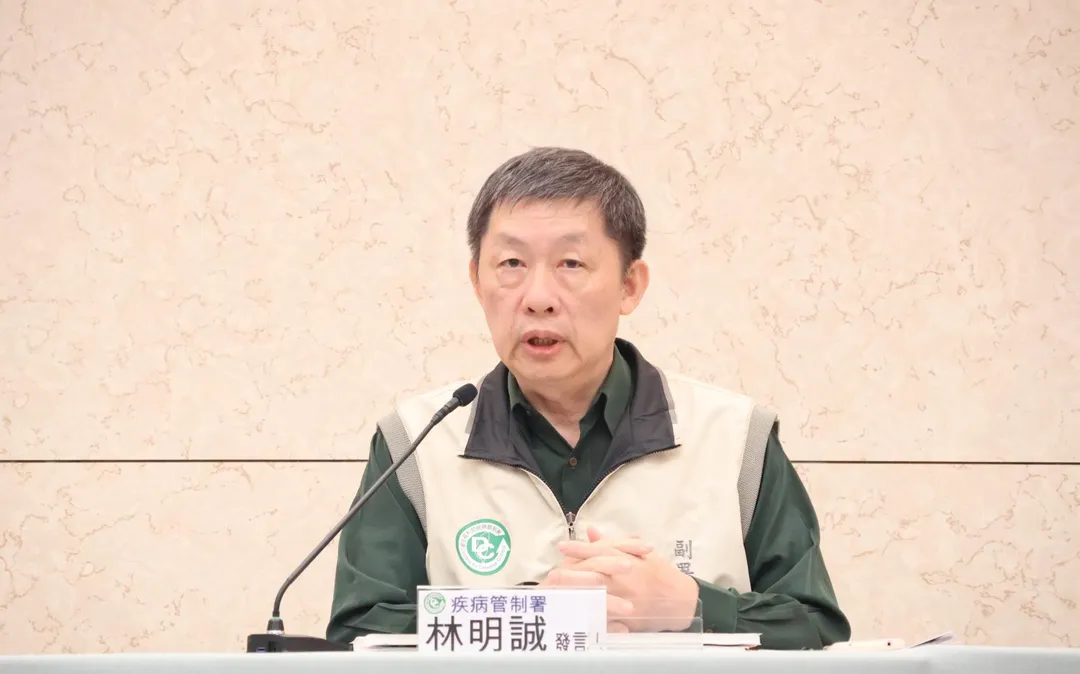 衛福部疾管署發言人林明誠說，針對流感、COVID-19、腸病毒疫情趨勢預估，COVID-19雖已下降，但未來4週門急診就診人次仍會維持2萬人。（圖／疾管署）