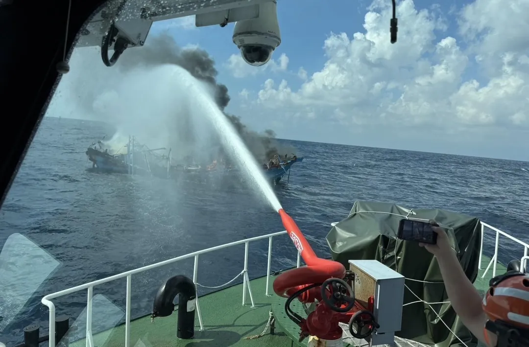 海巡艦艇噴水灌救。（圖／翻攝畫面）