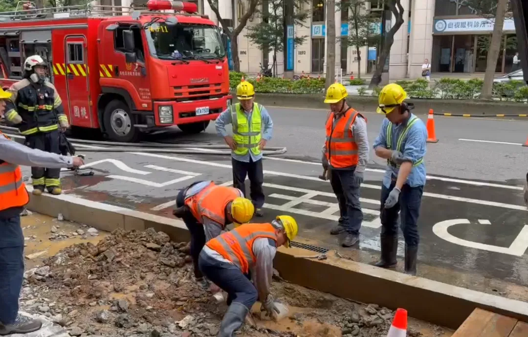 今（8）日15時29分，桃園市政府警察局桃園分局埔子派出所接獲通報，位於桃園區中正路1005號前施工現場疑似發生瓦斯外洩。（圖／警方提供）