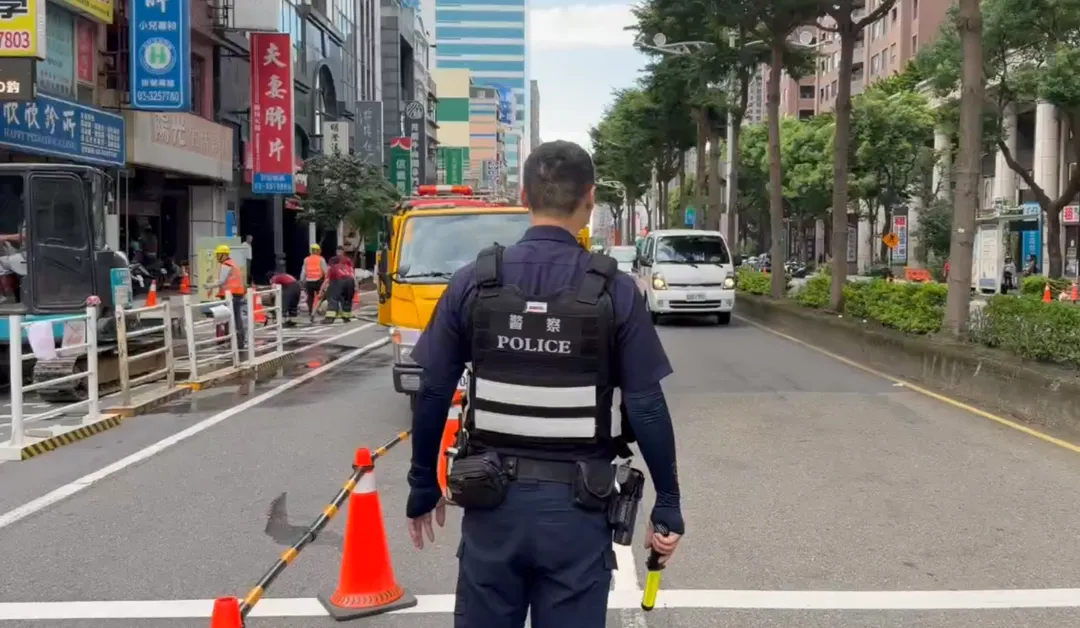 警方呼籲，汽機車駕駛人行經該交管路段時，請務必配合現場員警指揮迅速通過，切勿停留圍觀，以維護自身安全並利於搶修工作順利進行。（圖／警方提供）