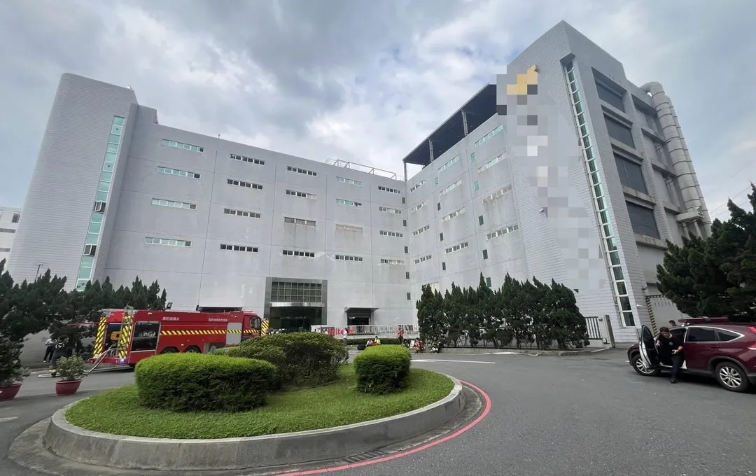 燿華電子土城廠下午發生火警。（圖／翻攝畫面）
