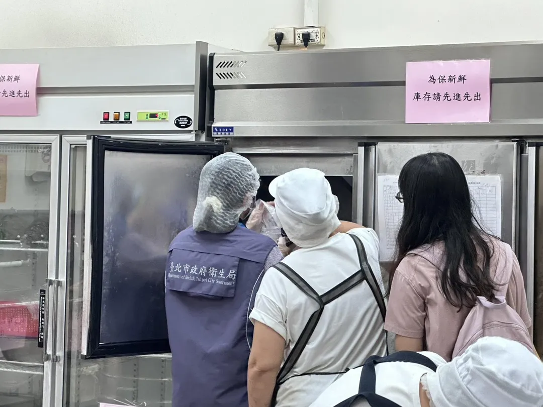 北市衛生局派員成淵高中熟食部。(圖/北市衛生局提供)