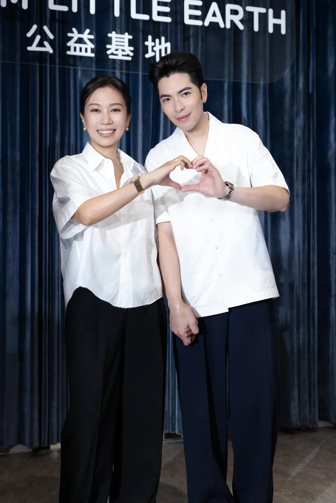 蕭敬騰(右)5天前右手緊急動刀,讓愛妻Summer(左)超心疼。(圖/萌萌 LITTLE EARTH」公益基地 / 喜鵲娛樂 提供)