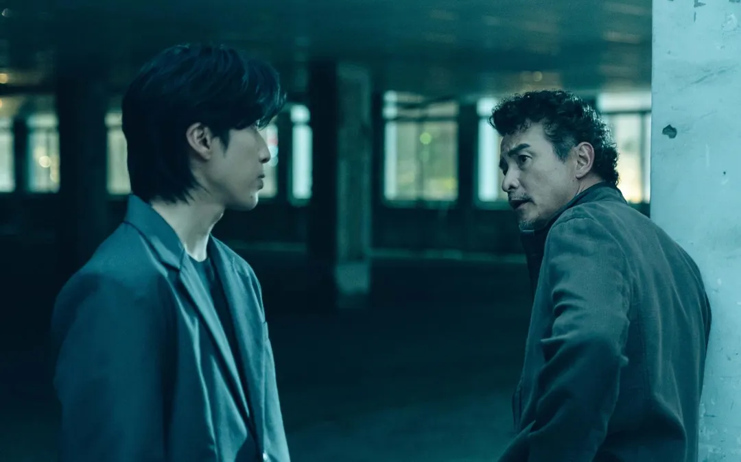 《黑白清道夫》「宮廟神秘組織」高科技內部機關曝光。（圖／Netflix 提供）