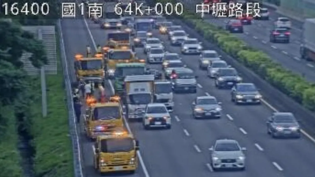 國道1號中壢段傍晚發生5車追撞車禍。（圖／翻攝畫面）