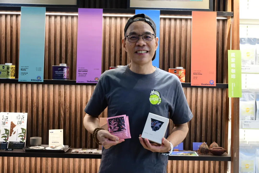 許寶霖是台灣重要的精品咖啡市場領航人物，除了經常前往世界各地的產區拜訪之外，也長期擔任國內外咖啡賽事評審或顧問，相關資歷豐富。（圖／李喬智攝）