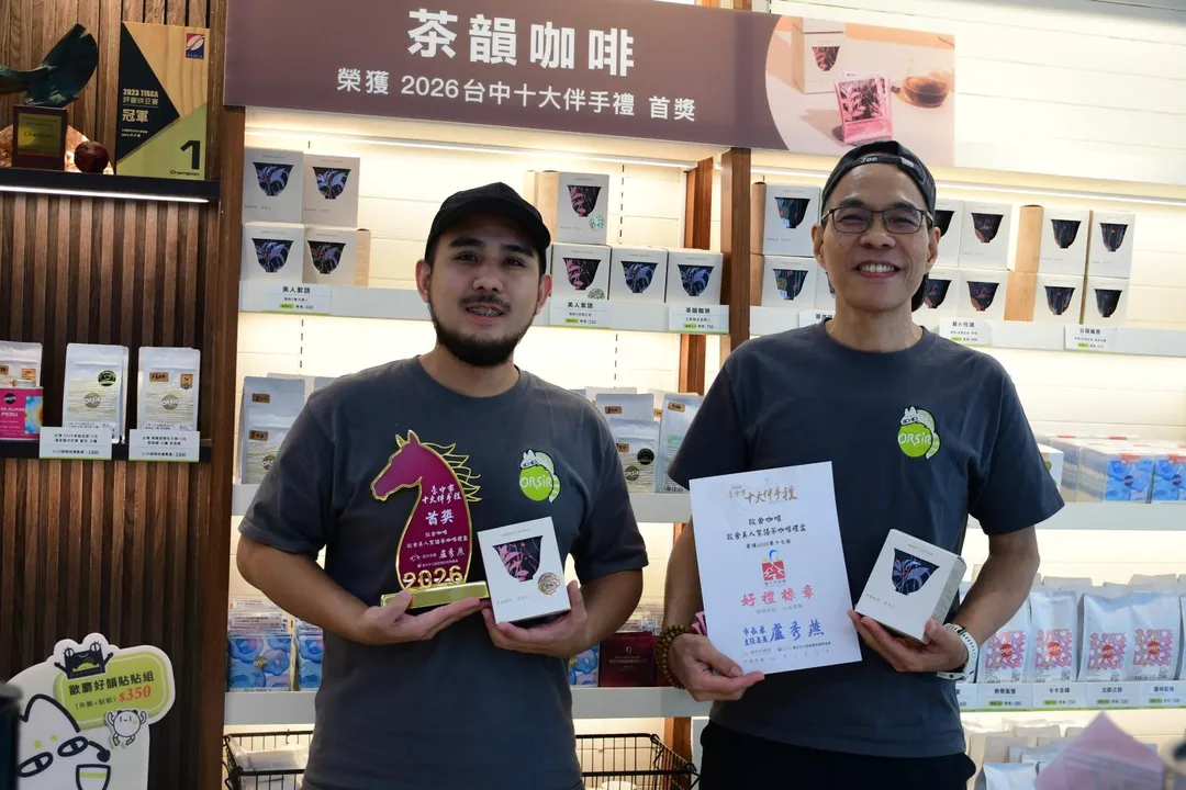 歐舍咖啡創辦人許寶霖（右）及營運經理許嘉桓（左）是催生茶咖啡特色產品的兩大要角。（圖／李喬智攝）