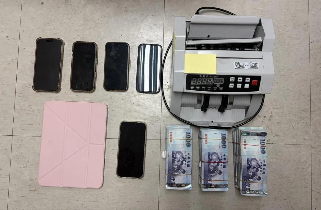 警方查扣相關贓證物與現金。（圖／翻攝畫面）