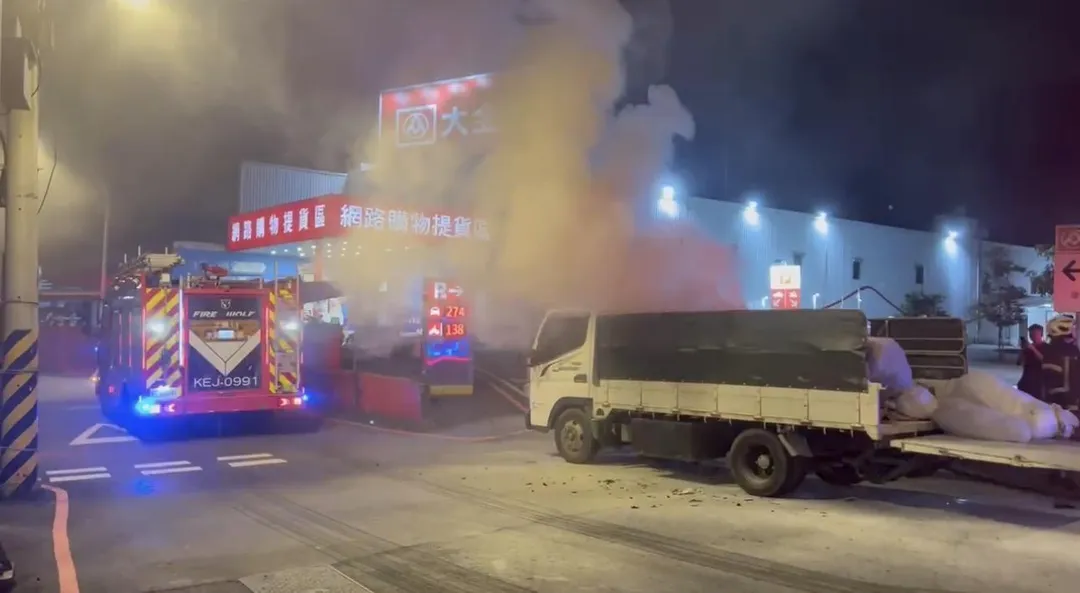 新北土城一輛行駛中的貨車突然起火。（圖／翻攝畫面）