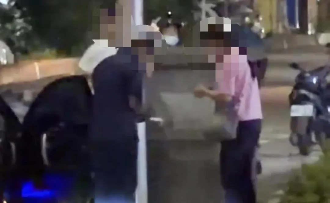 警方監控被害女子與詐騙車手面交。（圖／翻攝畫面）