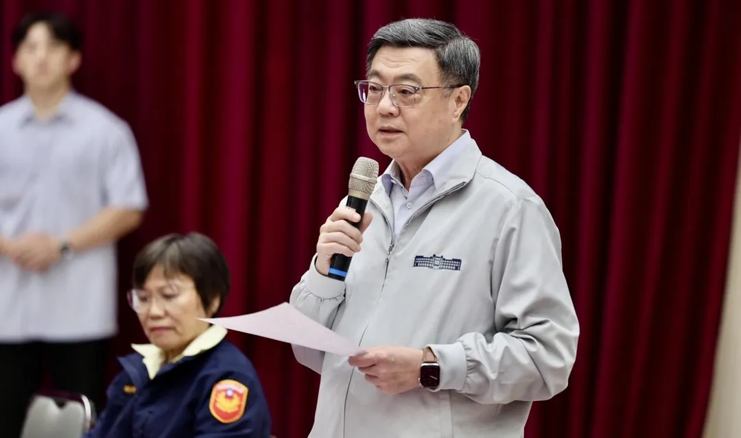 行政院長卓榮泰晚間前往中山分局視察擴大臨檢。(圖/翻攝畫面)