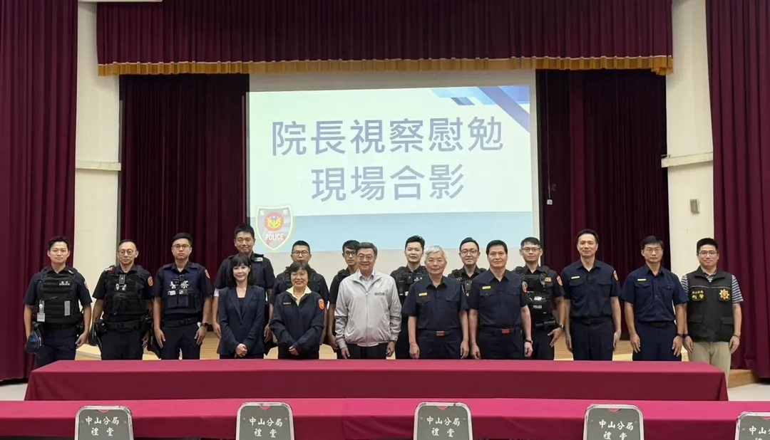 卓榮泰與執勤員警合影。(圖/翻攝畫面)