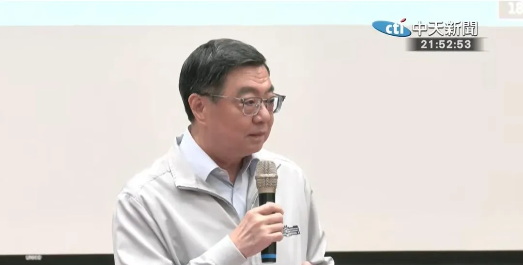 卓榮泰今日晚間9時30分，在內政部長劉世芳陪同下前往台北市警中山分局聽取治安簡報。（圖/中天新聞）