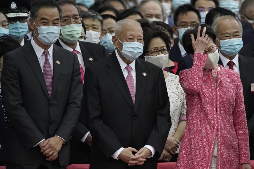 時任特首林鄭月娥（右）與前行政長官董建華（中）、梁振英（左）出席2020年10月1日升旗儀式。（資料照／美聯社）