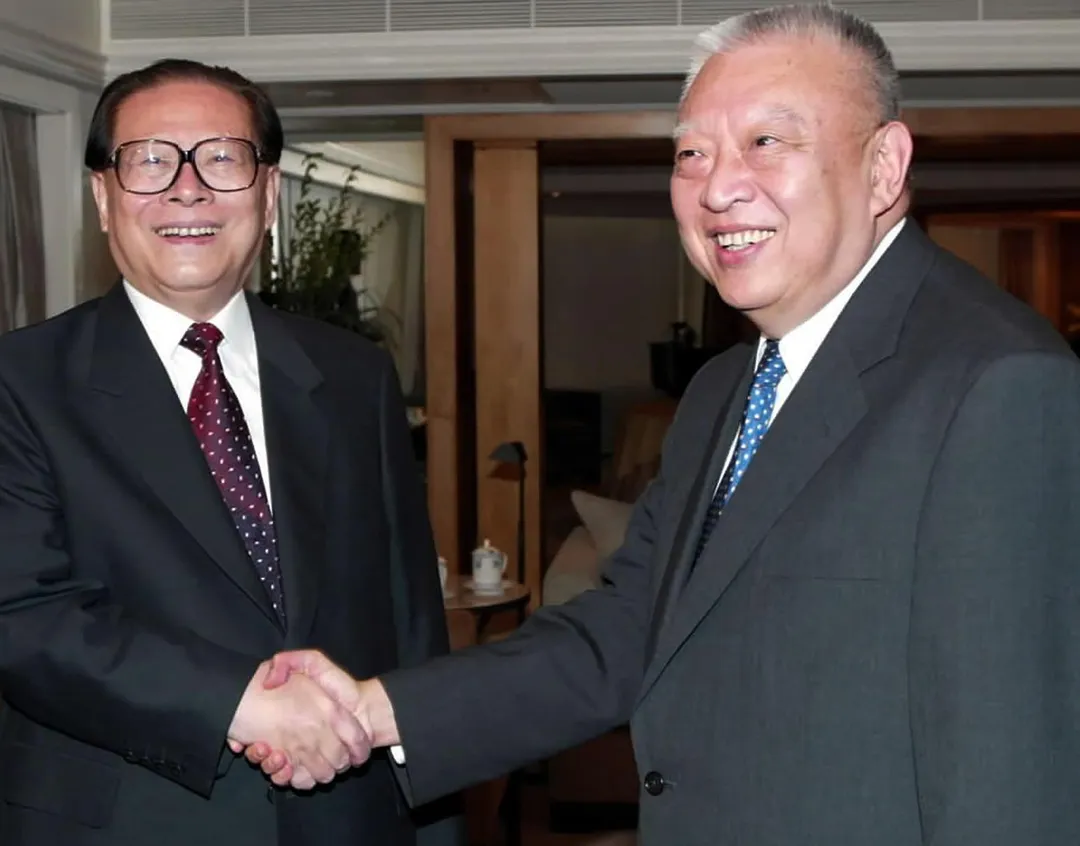 香港時任特首董建華於2002年6月30日與時任大陸國家主席江澤民握手。（資料照／美聯社）