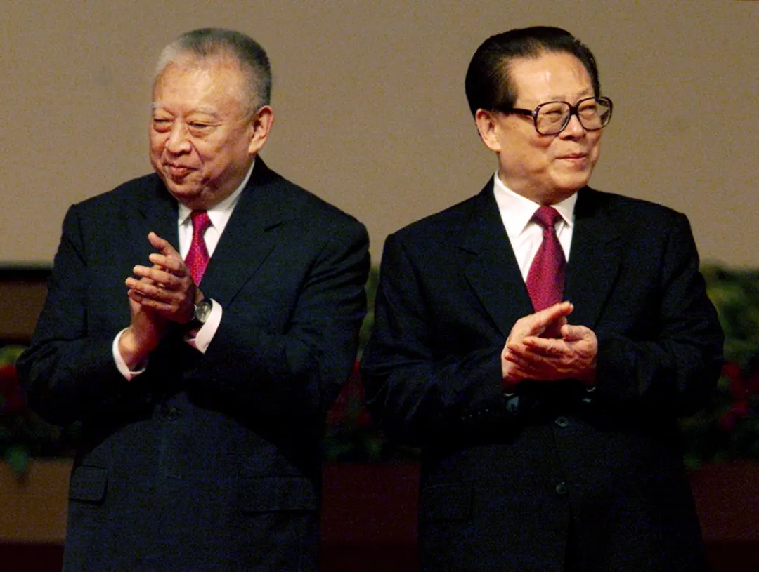 2002年江澤民（圖右）、香港特首董建華出席香港回歸中國大陸5週年儀式。(圖/路透社)