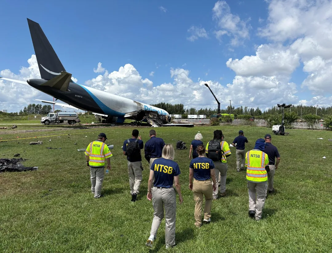 美國國家運輸安全委員會（NTSB）調查人員7日前往事故現場勘察。（圖／路透社）