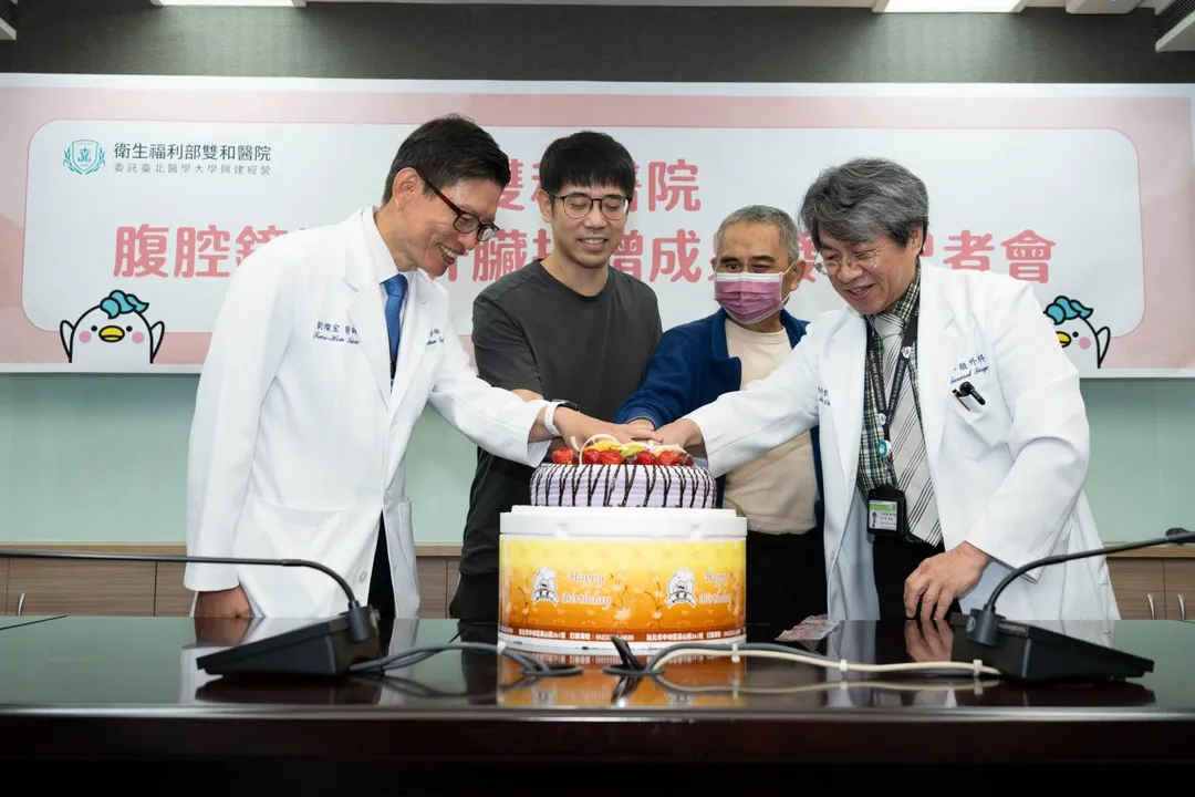 手術歷經11小時完成，張先生於8月初出院，目前持續接受抗排斥治療；小張則在術後第5天出院，恢復良好，預計9月中返回加拿大工作。(圖/雙和醫院)