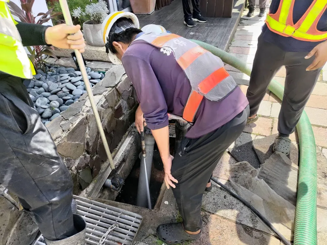 經過勘查，污染源頭確認為交通部公路局委託的清溝廠商所造成。該廠商當時正在進行南灣段水溝清洗，施工人員使用大量高壓水柱沖洗水溝，將長期累積在水溝底部的淤泥與污泥全數沖出，導致水溝底泥流到大排及沙灘。（圖／民眾提供）