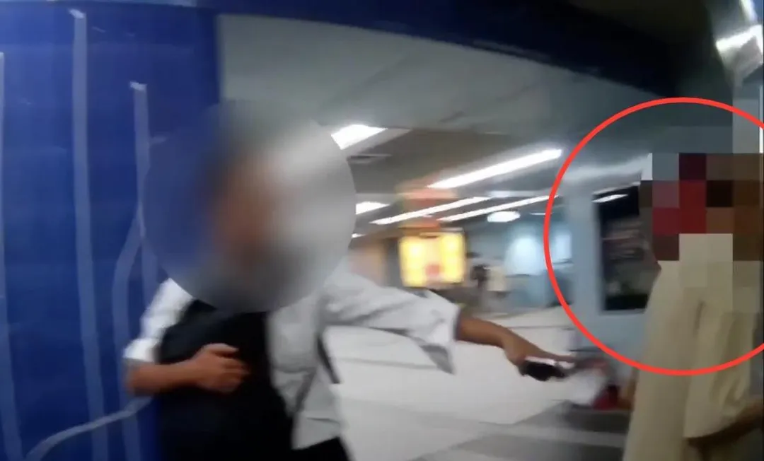 熱心民眾見警方到場立刻指向右邊吸毒男子。（圖／翻攝畫面）