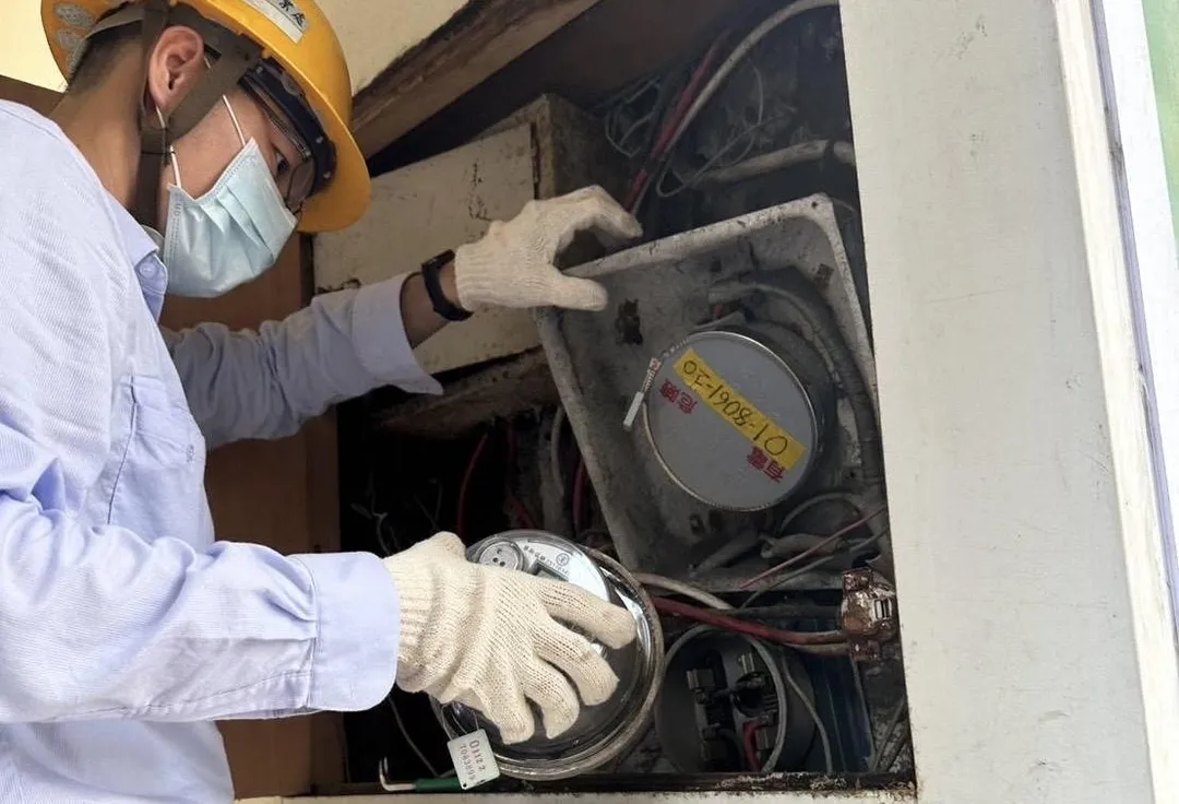 台電人員到場執行強制斷電。（圖／翻攝畫面）