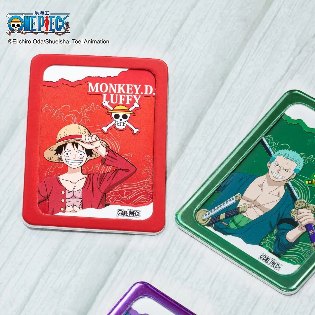這次全系列商品涵蓋收藏與生活日常，包括隨附五檔魯夫限定小卡的「手提收藏卡冊」、全系列包含 1 款隱藏版的「立體小卡盲袋」，以及以動畫經典場面為靈感的「無框畫盒玩」。（圖／康是美提供）