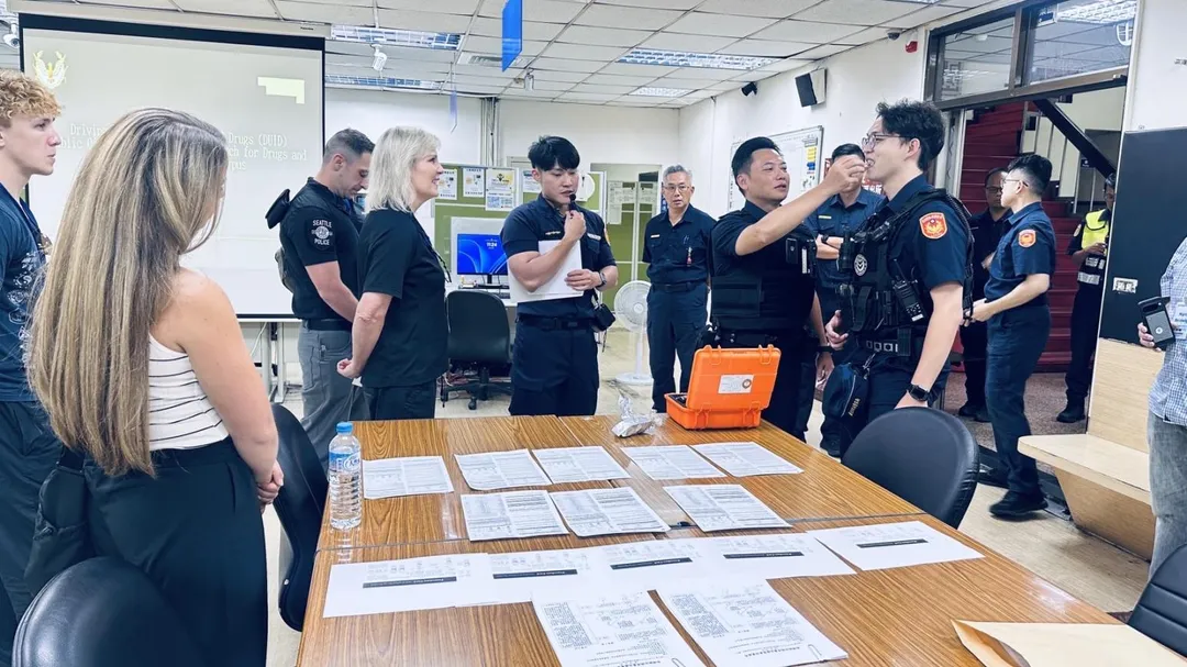 訪問團檢視警方施用毒品快篩試劑。（圖／翻攝畫面）