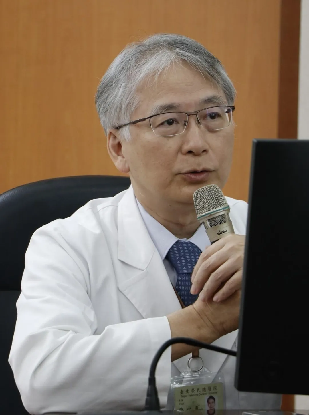 眼科部陳世真主任表示,此次手術成功保留患者眼球,術後視力更恢復良好,相較過去可能需摘除眼球或接受可能影響正常組織的放射治療,成果相當難得。(圖/台北榮總)