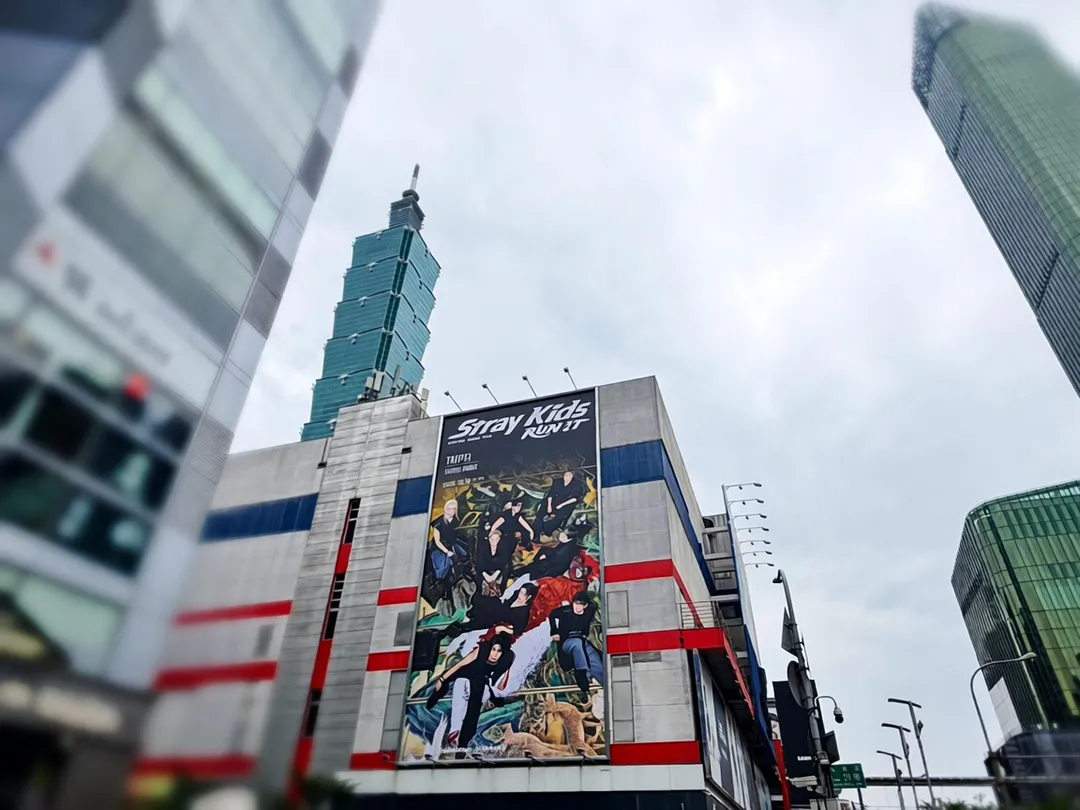 Stray Kids在信義區超巨型看板引熱議 。（圖／ Live Nation Taiwan理想國 提供 ）