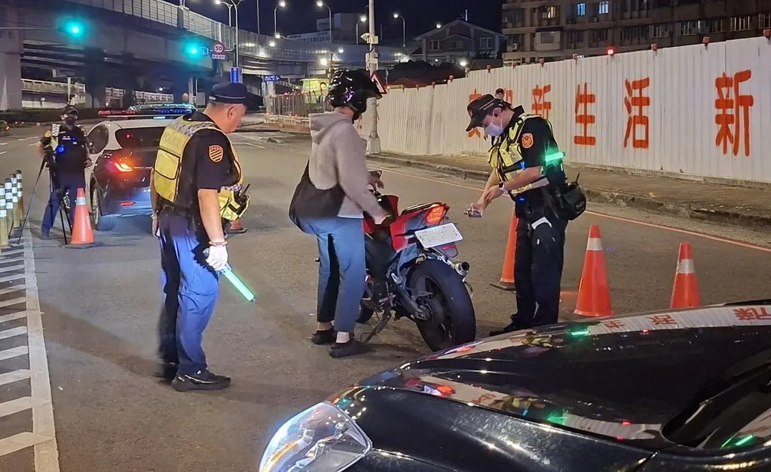 新北市警局昨日執行取締毒酒駕專案勤務。(圖/翻攝畫面)