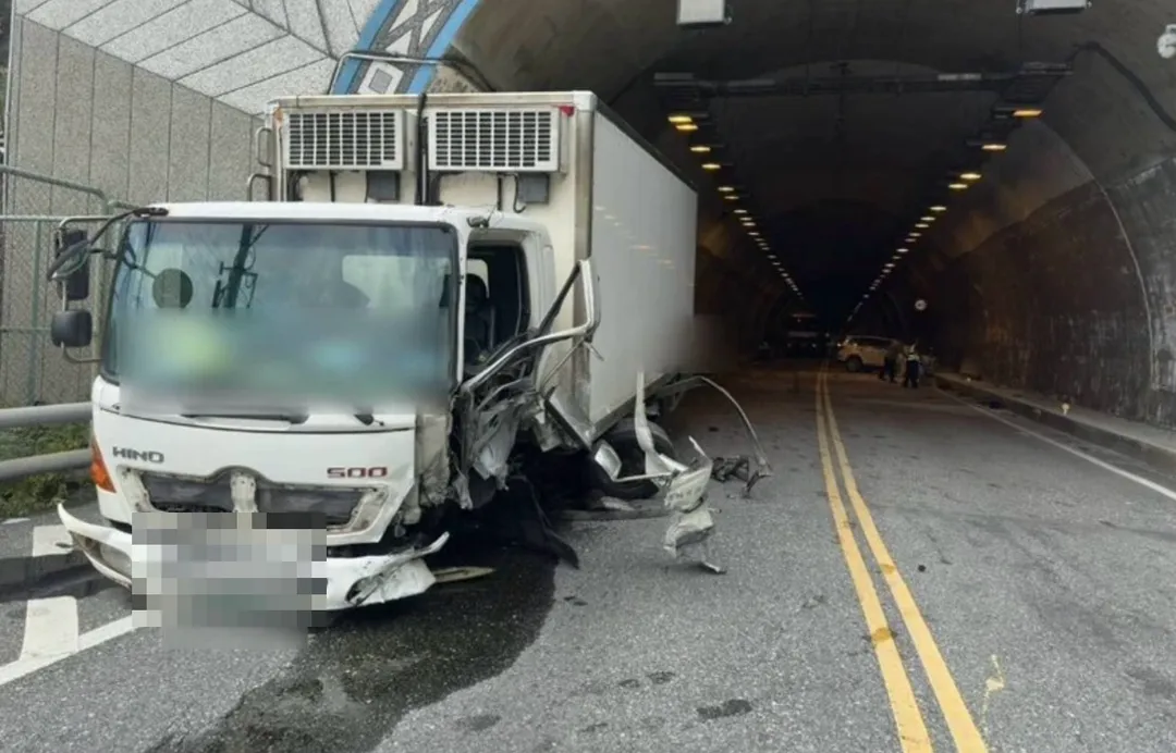 超商物流車遭對撞車頭損毀。（圖／翻攝畫面）