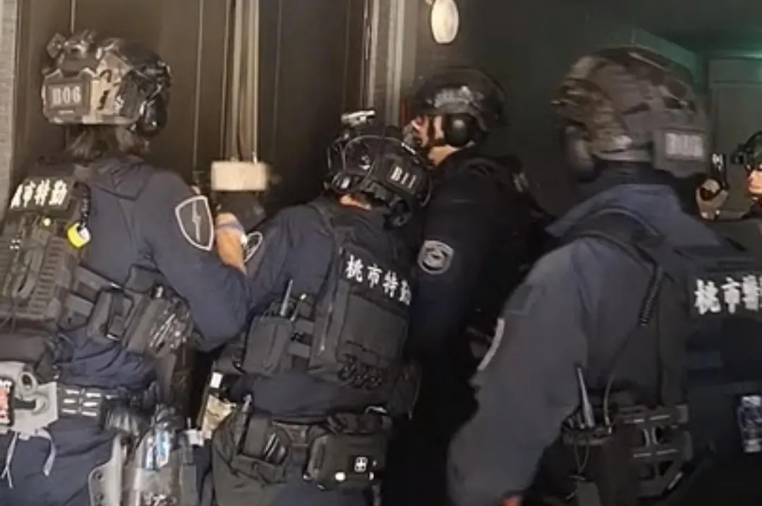 警方出動特勤警力破門攻堅逮捕主嫌。(圖/翻攝畫面)