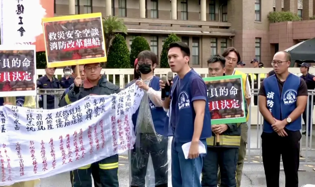 消防員工作權益促進會秘書長林昶志(拿麥克風者)。(圖/資料畫面)