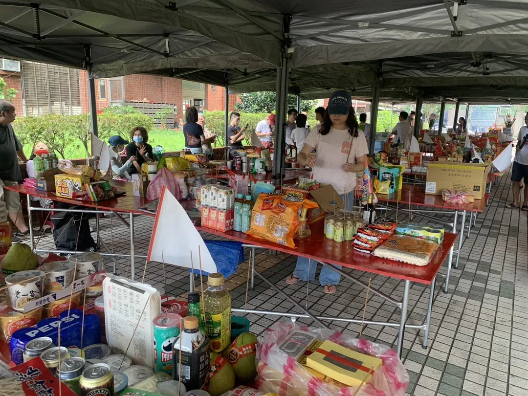 鬼門關後除了傳統祭拜，民眾投身公益善舉更能實踐回饋心意。（圖／林意欽攝影）