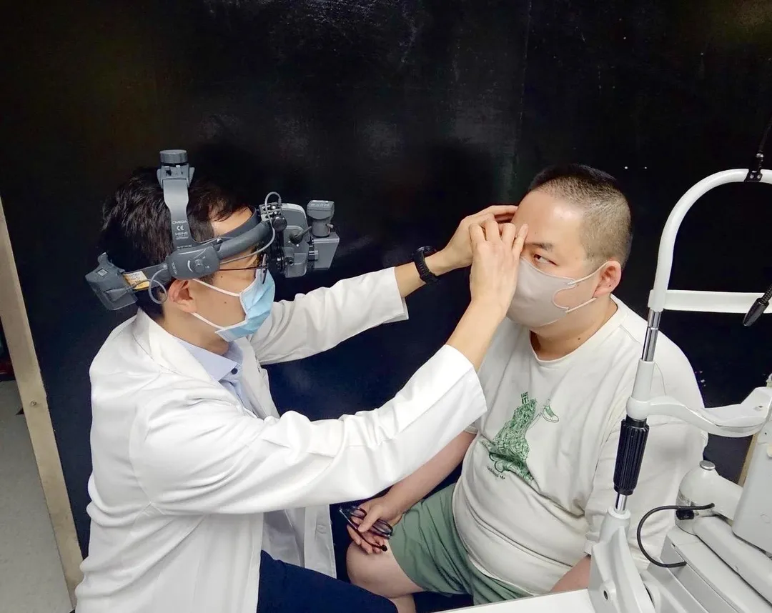 四十歲的香港糕點師傅陳先生，前年眼睛檢查時意外發現右眼眼底有黑色腫塊，香港醫師初步診斷為眼內痣。然而一年後追蹤檢查最終確診為眼內惡性黑色素瘤。(圖/林口長庚)