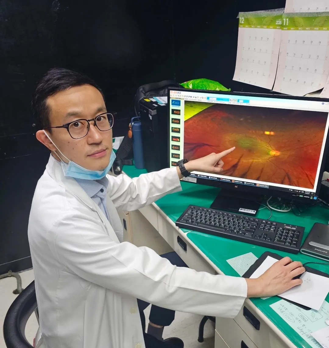 林口長庚醫院眼腫瘤中心主任周宏達指出，眼內黑色素瘤屬於惡性腫瘤，患者可能只感受到飛蚊症、視力模糊，部分患者甚至沒有任何明顯不適，因此容易被輕忽或與其他常見眼疾混淆。(圖/林口長庚)
