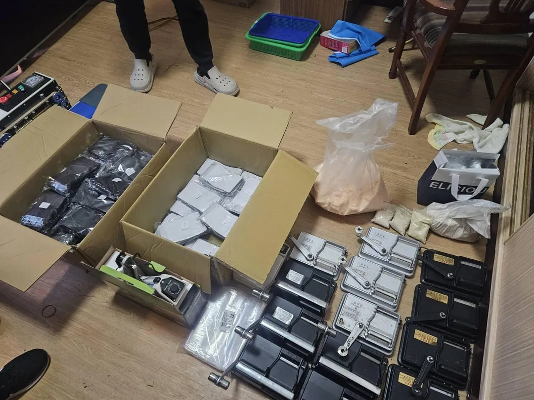 現場查扣大量製毒器具及原料。（圖／海巡署偵防分署新竹查緝隊提供）