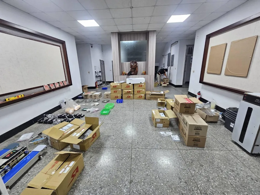 查扣的大量製毒器具及原料。（圖／海巡署偵防分署新竹查緝隊提供）
