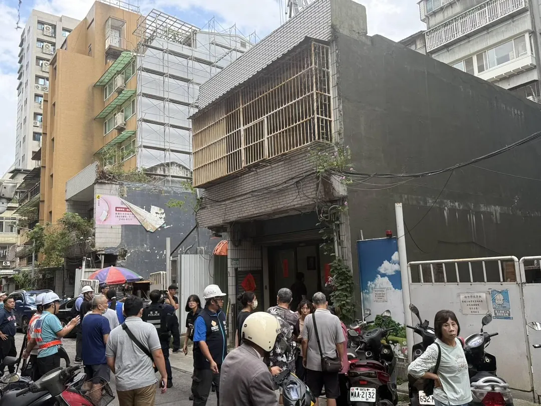 北市中山區一處工地旁透天厝地面突然崩塌。（圖／翻攝畫面）