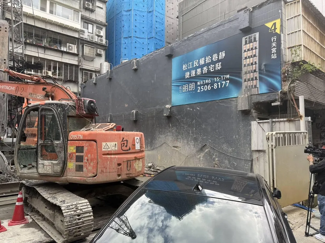 崩塌的房屋2側都是施工工地。（圖／翻攝畫面）