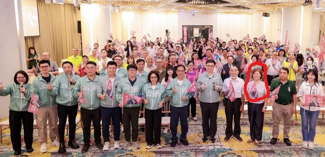 賴瑞隆集結高雄市社福慈善總會等多個身障、慈善團體，舉辦後援會幹部授證大會，張美煌（右起第3）以總會長身分站台。（圖／翻攝自賴瑞隆臉書）