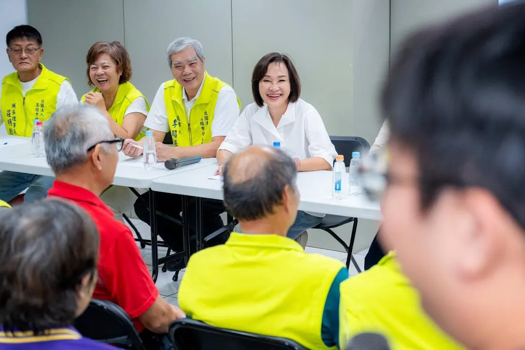 賴瑞隆社福慈善後援會長張美煌（後排左二）、高雄市社福慈善總會理事長李昭揚（後排左三）、輔導理事長莊明勳（後排左一），也和柯志恩同框。（圖／翻攝自柯志恩書）